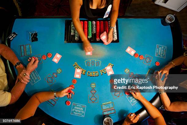 people playing poker in casino - kaarten uitdelen stockfoto's en -beelden