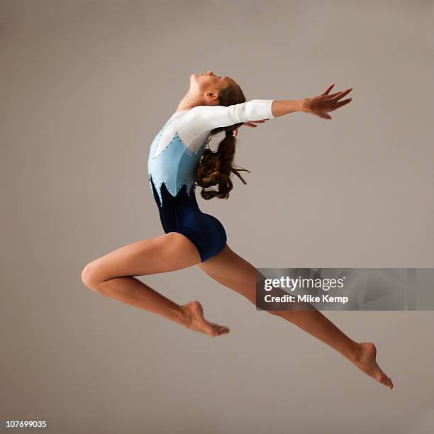 female gymnast (12-13) leaping - gymnastics imagens e fotografias de stock