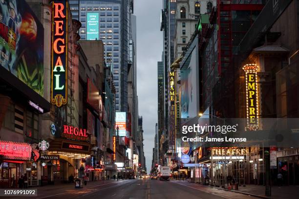evening view of 42nd street looking east towards times square - 42nd street stock-fotos und bilder