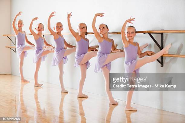 row of female ballet dancers (6-7,8-9) in dance studio - ballett mädchen stock-fotos und bilder