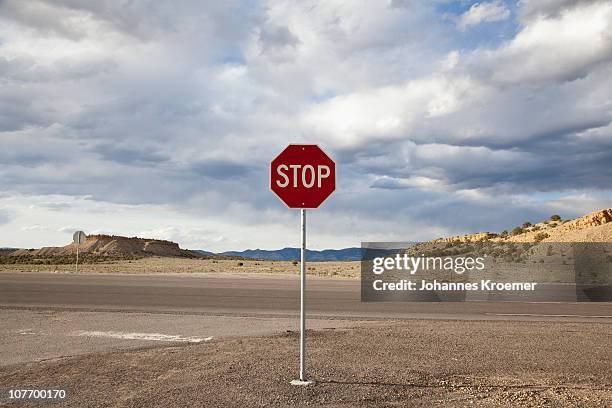 usa, utah, stop sign in remote area - stop fotografías e imágenes de stock