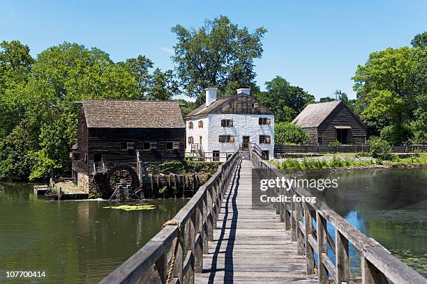 usa, new york state, hudson valley, philipsburg manor, sleepy hollow, historical footbridge and buildings - ハンプトン ストックフォトと画像