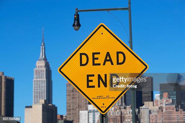 usa, new york city, cityscape with dead end road sign - dead end stock-fotos und bilder