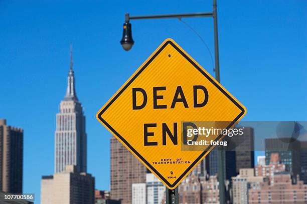 usa, new york city, cityscape with dead end road sign - señal de calle sin salida fotografías e imágenes de stock