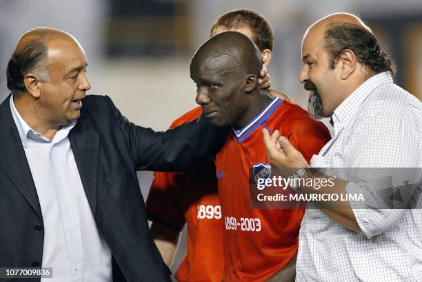 Angbwa Benoit , delantero dl Nacional, llora al dejar el campo, cercado por dirigentes de su equipo, el 07 de mayo de 2003, en el estadio Vila...
