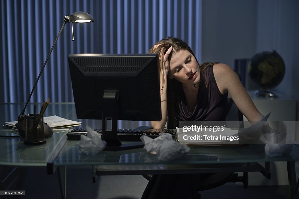 USA, New Jersey, Woman working late in office