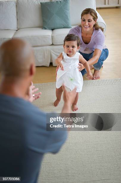 usa, new jersey, jersey city, young family with small girl (12-18 months) - första stegen bildbanksfoton och bilder