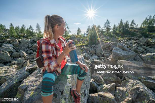 hiker kvinna dricker på skogsstig från vattenflaska - gourd bildbanksfoton och bilder