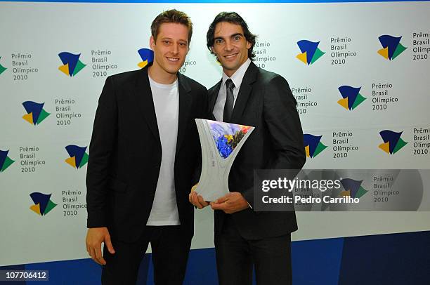 Murilo Endres and Giba pose for a photograph during the Brasil Olimpico Awards at Theatre of MAM on December 20, 2010 in Rio de Janeiro, Brazil. The...