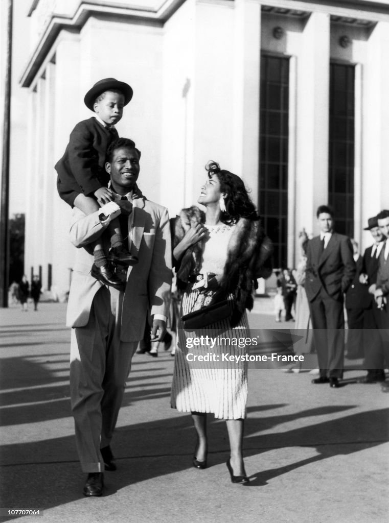 Sugar Ray Robinson, Her Wife Edna And His Son Paris France In 1954