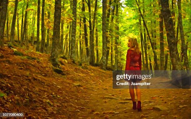 mujer joven rubia de espaldas caminando por un bosque de castaños en otoño - mujer fashion bildbanksfoton och bilder