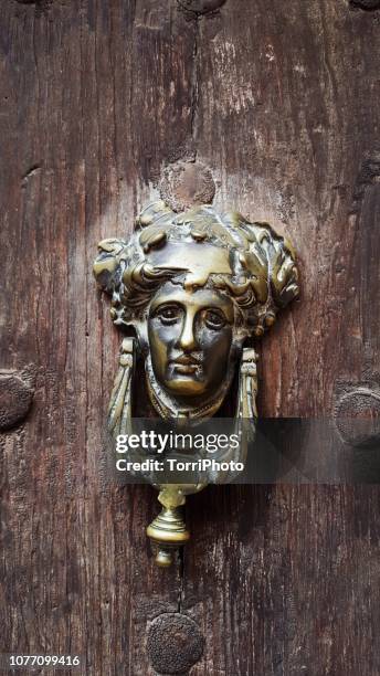 traditional spain door knocker - torri door imagens e fotografias de stock