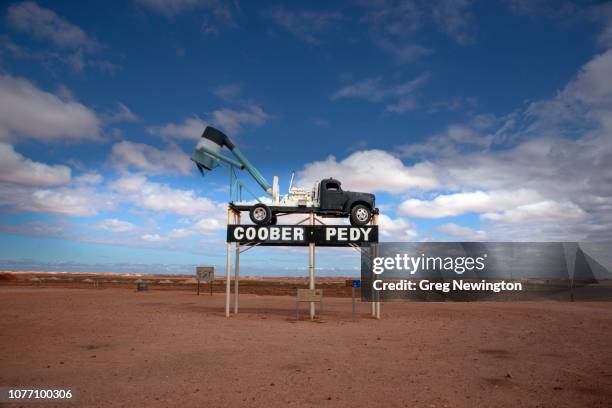 coober pedy mining - coober pedy stock pictures, royalty-free photos & images