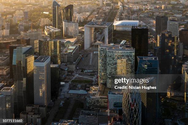 aerial looking at la defense paris france, clear sunny day - paris stock exchange stockfoto's en -beelden