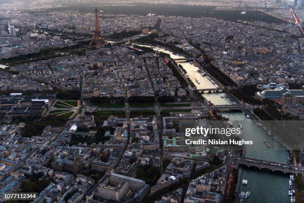 aerial view of paris france with eiffel tower, sunset - stadtviertel quartier des invalides stock-fotos und bilder