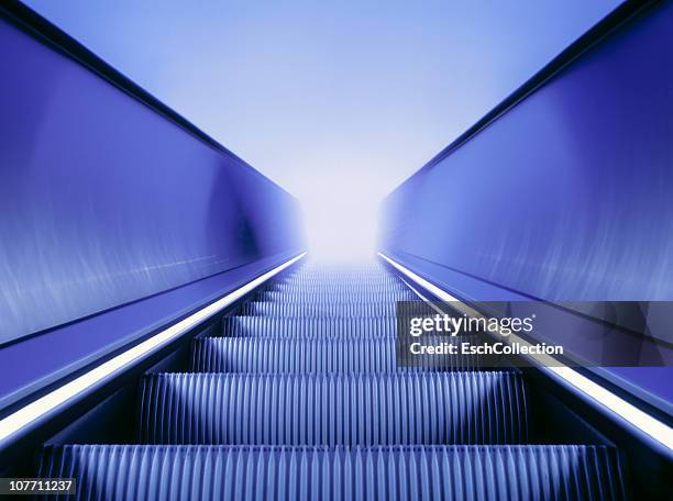 moving elevator towards infinity. - escalera hacia el cielo fotografías e imágenes de stock