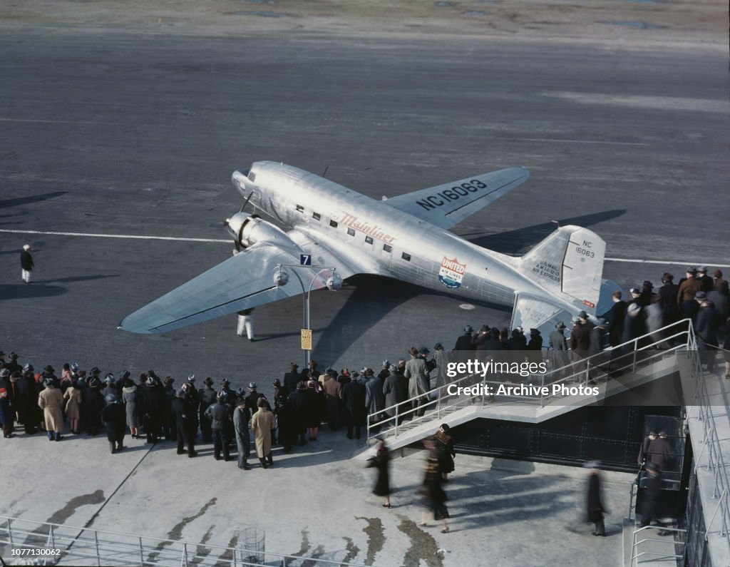 Mainliner Reno Crowds viewing a United Air Lines Douglas DC-3 Mainliner at the New ...