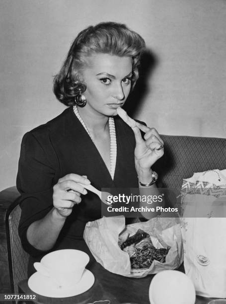 Famous Eating Photos and Premium High Res Pictures - Getty Images