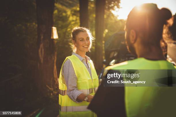 frau danken für hilfe - roadside assistance stock-fotos und bilder