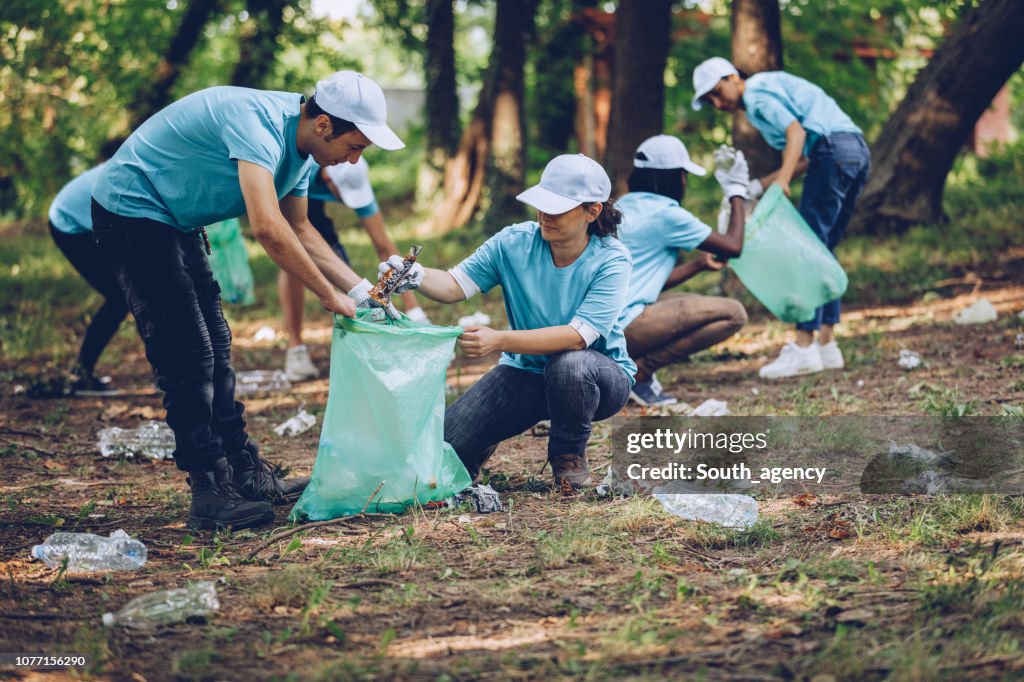 Mensen, het milieu schoonmaken