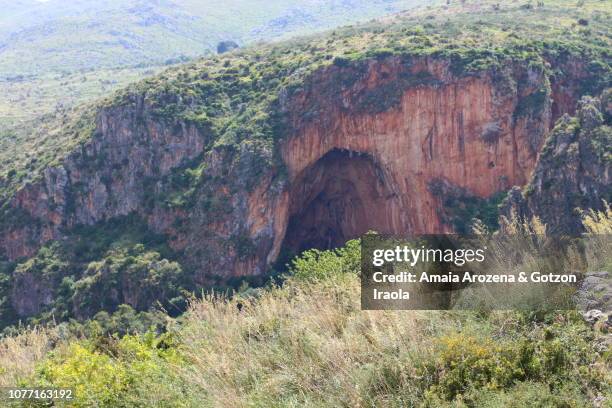 grotta dell'uzzo in riserva naturale dello zingaro. sicily, italy - grotte stock-fotos und bilder