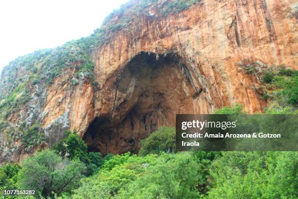 grotta dell'uzzo in riserva naturale dello zingaro. sicily, italy - grotte stock-fotos und bilder
