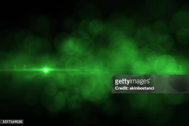 lens flare e bokeh, sfondo nero - colore verde foto e immagini stock