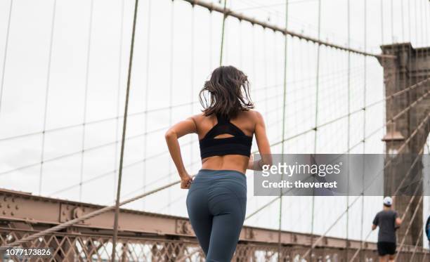 new york woman stad run - suspension training stockfoto's en -beelden