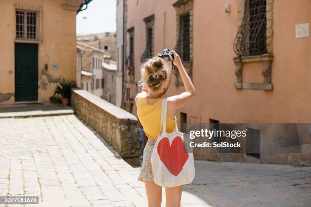 making memories in volterra - volterra stock-fotos und bilder