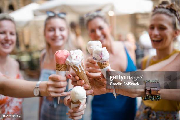 ヴォルテッラで涼しい保つ女性 - アイスクリーム ストックフォトと画像