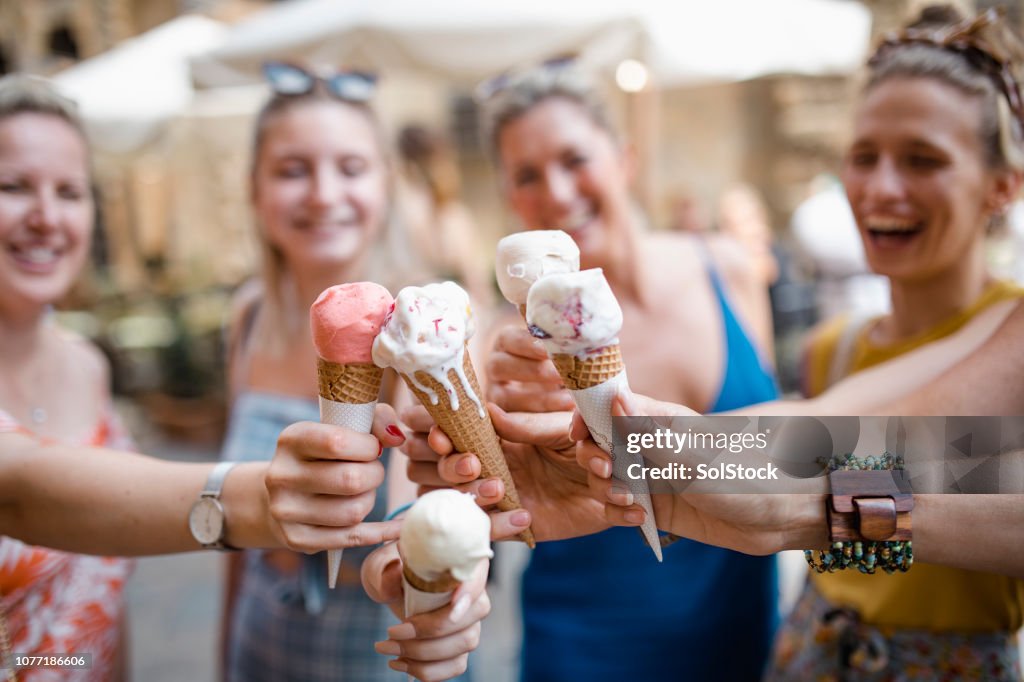 Vrouwen houden koel in Volterra