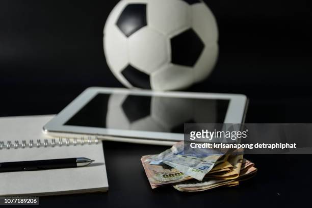 oconcept of getting money with bets in  football,football betting - aposta - fotografias e filmes do acervo