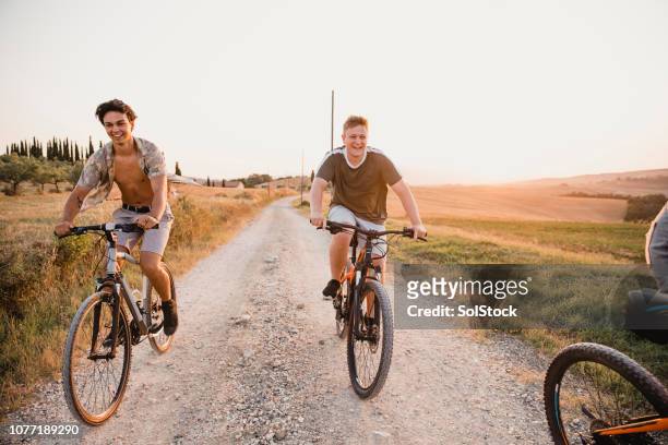 男孩賽車在托斯卡納的自行車 - 男性告別單身派對 個照片及圖片檔