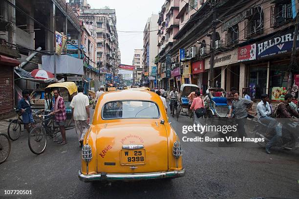 taxi cab in kolkakta (calcutta) on crowded street - kolkata 個照片�及圖片檔