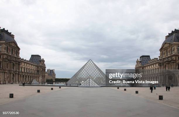 paris, the louvre museum. - louvre piramide stockfoto's en -beelden