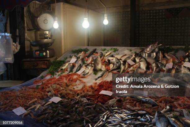 fish stall at la pescheria in catania. sicily, italy. - long jawed squirrel fish stockfoto's en -beelden