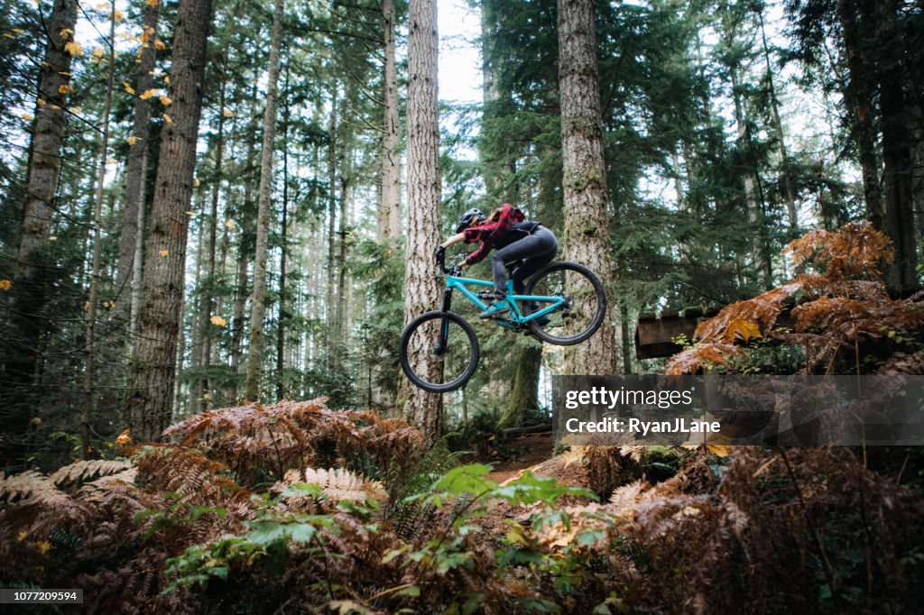 Frau Mountainbike-Touren auf Waldwegen