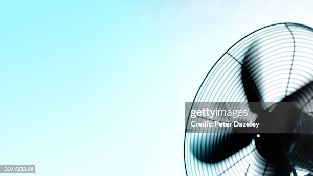motorised fan with copy space - ventilateur électrique photos et images de collection