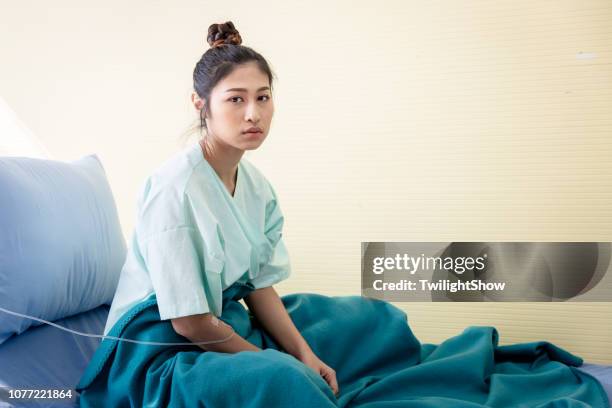 patiënt met de ziekte in ziekenhuis kamer en zorg - results show stockfoto's en -beelden