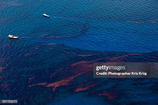 two boats skim oil off the surface of the gulf - ölpest stock-fotos und bilder