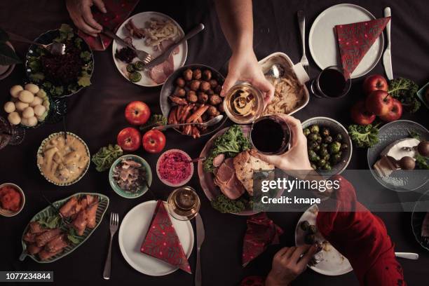 typisch zweedse scandinavische kerst smörgåsbord eten - bovenop stockfoto's en -beelden