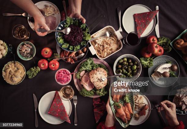 típica comida sueca escandinavo natal smorgasbord - buffet refeições - fotografias e filmes do acervo
