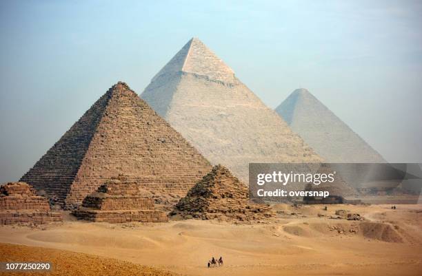 pirámides - giza fotografías e imágenes de stock