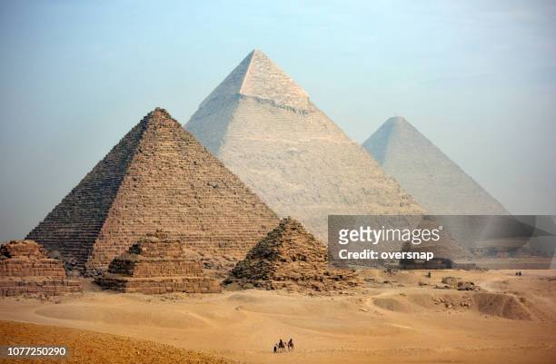 piramidi - piramide foto e immagini stock