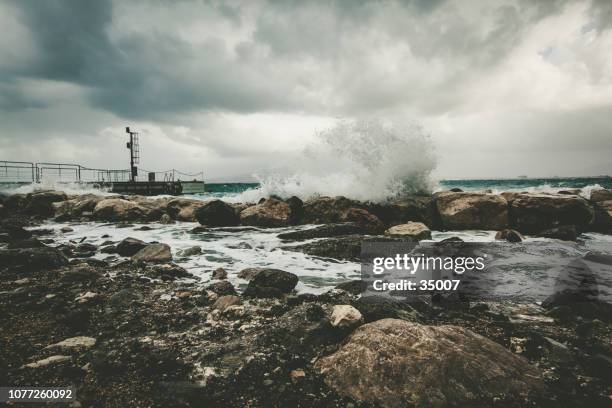 storm golven breken op de steiger, amalfi kust in italië - amalfikust stockfoto's en -beelden