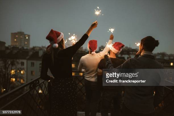 freunde feiern weihnachten auf dem dach - new year 2019 stock-fotos und bilder