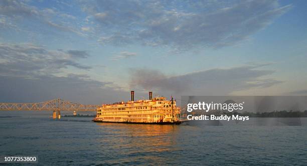 the mississippi queen paddlewheel steamboat on the mississippi river - dampfer stock-fotos und bilder