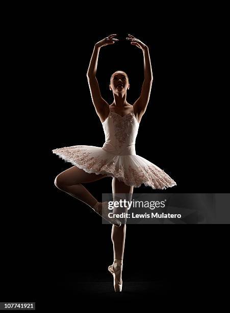 ballerina in releve pose - ballerina stockfoto's en -beelden