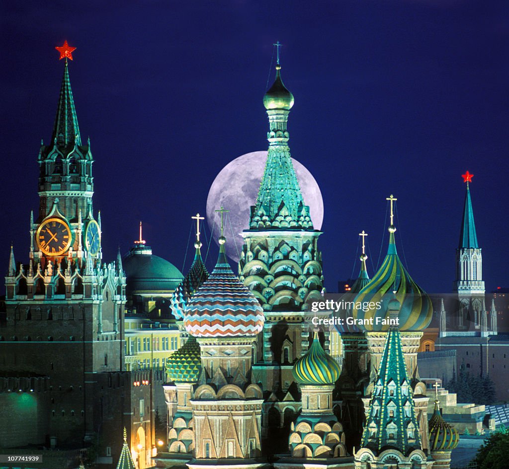 Night view of Kremlin buildings.