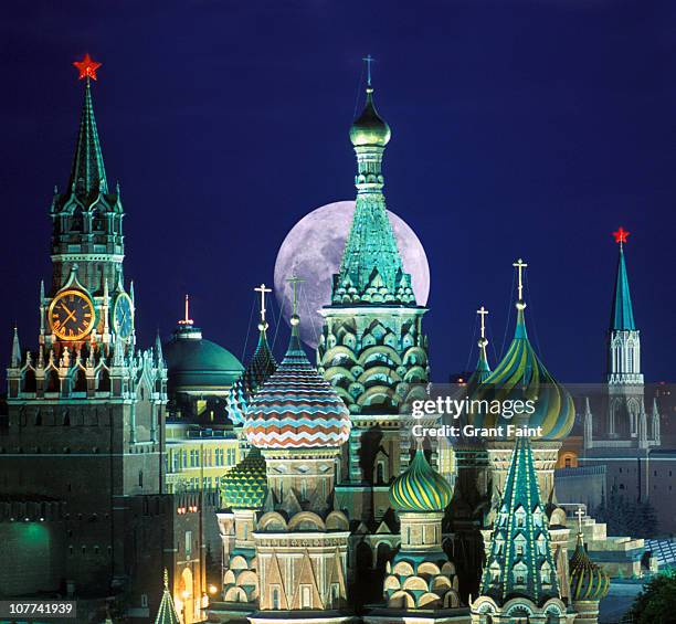 night view of kremlin buildings. - moscow russia red square stock pictures, royalty-free photos & images